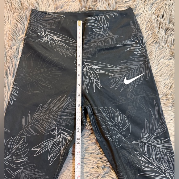 NIKE Women's Dri-FIT Leggings Size Small Like New - Picture 2 of 7
